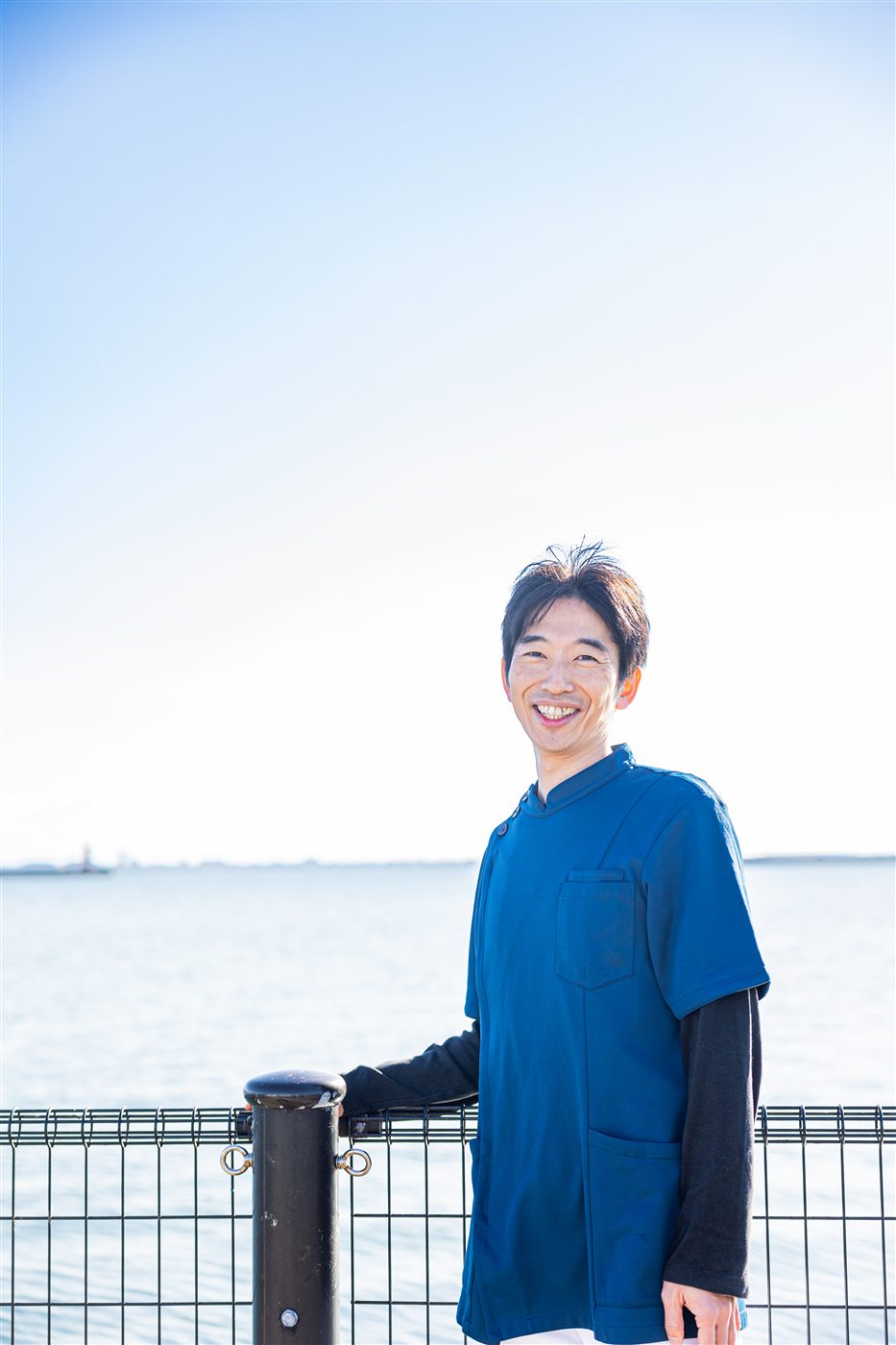 海辺でひと息つく健幸設計士ヒデ